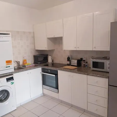 Sunny 2 Bed Home, In Universal Apartment *