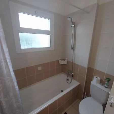 Sunny 2 Bed Home, In Universal