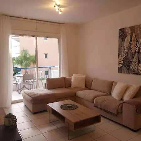 Sunny 2 Bed Home, In Universal *