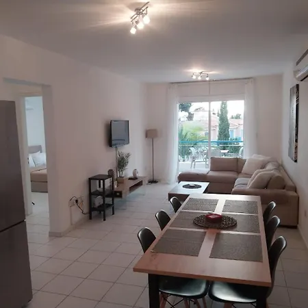 Sunny 2 Bed Home, In Universal
