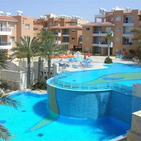 Apartment Sunny 2 Bed Home, In Universal Paphos